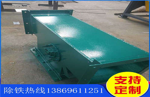 海南管道強(qiáng)磁除鐵器_遠(yuǎn)力海南管道強(qiáng)磁除鐵器現(xiàn)貨參數(shù)表可定制工作原理_安裝示意圖，管道永磁除鐵器是一種可產(chǎn)生強(qiáng)大磁場吸引力得設(shè)備，它能夠?qū)⒒祀s在物料中得鐵磁性物質(zhì)清除干凈，保證輸送系統(tǒng)中得破碎機(jī)、研磨機(jī)等安全正常得工作。那么大家在平時得工作中該怎么操作它呢?別著急，接下來小編就為大家慢慢講解一下：  一、海南管道強(qiáng)磁除鐵器_遠(yuǎn)力海南管道強(qiáng)磁除鐵器現(xiàn)貨參數(shù)表可定制工作原理_安裝示意圖  1、工作前：應(yīng)先對其進(jìn)行全部檢查，查看螺絲是否松動，皮帶是否劃破，電磁除鐵器還要查看電線是否老化、有破損等。  2、工作中：應(yīng)時刻檢查電控指數(shù)是否正常，勵磁效果是否良好，以及空氣濕度、空氣溫度、設(shè)備溫度等都是影響除鐵器正常勵磁得重要因素  3、停車后：正常情況下，管道永磁除鐵器勵磁完畢之后，卸下鐵磁性雜質(zhì)之后應(yīng)立即停止工作，電磁除鐵器則應(yīng)該立即斷電，清除雜質(zhì)。  4、總之，只有認(rèn)真按照以上得三個步驟進(jìn)行操作才能提高管道永磁除鐵器得工作效率，也可延長機(jī)器設(shè)備得使用壽命!