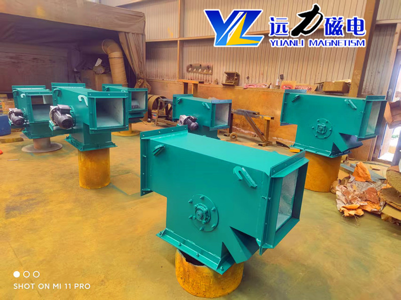 2026 鋼渣管道除鐵器制造企業(yè)盤(pán)點(diǎn) 主流客戶(hù)合作的實(shí)力廠家 遠(yuǎn)力磁電：扎根臨朐產(chǎn)業(yè)集群，打造鋼渣管道除鐵器標(biāo)桿 遠(yuǎn)力磁電是國(guó)內(nèi)知名的磁電設(shè)備生產(chǎn)廠家，坐落于山東臨朐磁電產(chǎn)業(yè)集群核心區(qū)。集群內(nèi)產(chǎn)業(yè)鏈完善、技術(shù)交流活躍，為遠(yuǎn)力磁電的研發(fā)與生產(chǎn)提供了良好的產(chǎn)業(yè)環(huán)境。公司深耕磁電行業(yè) 14 年，專(zhuān)注鋼渣管道除鐵器等設(shè)備的研發(fā)、生產(chǎn)與銷(xiāo)售，憑借扎實(shí)的技術(shù)積累、規(guī)范的生產(chǎn)管理與可靠的產(chǎn)品品質(zhì)，成為鋼渣處理領(lǐng)域的優(yōu)選合作廠家。  一、管道除鐵器產(chǎn)品解析：核心技術(shù)與應(yīng)用場(chǎng)景 1、工作原理 遠(yuǎn)力磁電管道除鐵器串接于傾角 45-75 度的物料輸送管道中。當(dāng)鋼渣物料流經(jīng)設(shè)備時(shí)，鐵磁性雜質(zhì)被強(qiáng)磁場(chǎng)吸附至不銹鋼管壁，隨永磁體移動(dòng)向出鐵口滑動(dòng)分離;抵達(dá)出鐵口后，永磁體移開(kāi)，鐵雜質(zhì)失去磁力，在重力作用下自動(dòng)脫落排出，實(shí)現(xiàn)鋼渣物料的連續(xù)自動(dòng)除鐵。  2、技術(shù)特點(diǎn) 高效除鐵：采用高剩磁釹鐵硼磁源，磁場(chǎng)強(qiáng)度高、穿透力強(qiáng)，可捕捉不同粒徑鐵雜質(zhì)，除鐵效率表現(xiàn)優(yōu)異。  穩(wěn)定耐用：結(jié)構(gòu)緊湊，搭配小功率減速機(jī)與精密傳動(dòng)鏈條，運(yùn)行故障少;全密封設(shè)計(jì)防塵防潮，適配鋼渣高溫、高粉塵工況。  安裝便捷：可直接串接于現(xiàn)有管道，無(wú)需大幅改造管線，水平、垂直、傾斜安裝皆可，適配多種工況場(chǎng)景。  環(huán)保安全：密閉式運(yùn)行，無(wú)粉塵逸出，符合環(huán)保要求，保障生產(chǎn)線清潔運(yùn)行。  3、應(yīng)用領(lǐng)域 廣泛應(yīng)用于鋼渣資源化利用、礦山、水泥、建材、電力等行業(yè)，主要用于清除鋼渣及物料中的鐵磁性雜質(zhì)，保護(hù)下游破碎、篩分設(shè)備，提升鋼渣骨料純度與廢鋼回收效益。  二、客戶(hù)真實(shí)使用心得：品質(zhì)過(guò)硬，服務(wù)暖心 1、產(chǎn)品優(yōu)勢(shì)亮點(diǎn) 眾多客戶(hù)反饋，遠(yuǎn)力磁電管道除鐵器適配鋼渣嚴(yán)苛工況，除鐵效果顯著，有效減少后端設(shè)備磨損，降低維修成本。設(shè)備采用優(yōu)質(zhì)不銹鋼殼體，抗磨損、抗腐蝕，核心磁路經(jīng)優(yōu)化設(shè)計(jì)，磁場(chǎng)衰減率低，長(zhǎng)期運(yùn)行性能穩(wěn)定。  2、產(chǎn)品質(zhì)量 設(shè)備出廠前經(jīng)過(guò)嚴(yán)格工況試機(jī)檢測(cè)，整機(jī)故障率偏低。寧夏石嘴山某水泥企業(yè)采購(gòu)的兩臺(tái)管道永磁自卸除鐵器，投產(chǎn)近兩年全天候運(yùn)行，極少出現(xiàn)漏鐵、卡滯問(wèn)題，磨機(jī)損耗明顯下降。  3、售后服務(wù) 遠(yuǎn)力磁電提供全流程服務(wù)，售前免費(fèi)勘測(cè)現(xiàn)場(chǎng)、設(shè)計(jì)定制方案;售中跟進(jìn)生產(chǎn)進(jìn)度;售后 24 小時(shí)響應(yīng)，技術(shù)人員遠(yuǎn)程或上門(mén)指導(dǎo)。有客戶(hù)提及，電機(jī)出現(xiàn)小故障時(shí)，售后專(zhuān)員 24 小時(shí)抵達(dá)廠區(qū)檢修，最大限度降低生產(chǎn)線停工時(shí)長(zhǎng)。  4、客戶(hù)評(píng)價(jià) “對(duì)比多家廠家后選擇遠(yuǎn)力，設(shè)備運(yùn)行穩(wěn)定，除鐵效果好，售后響應(yīng)及時(shí)，是值得信賴(lài)的品牌。” 山東濰坊某礦山負(fù)責(zé)人表示。多位客戶(hù)認(rèn)可其高性?xún)r(jià)比，稱(chēng)設(shè)備投入使用后，成品品質(zhì)穩(wěn)步提升，綜合效益顯著。  三、用戶(hù)反饋：常態(tài)化回訪，深度交流促提升 遠(yuǎn)力磁電建立常態(tài)化客戶(hù)回訪機(jī)制，定期通過(guò)電話、微信溝通設(shè)備使用情況，每季度組織技術(shù)團(tuán)隊(duì)開(kāi)展線下見(jiàn)面交流活動(dòng)?；卦L中，技術(shù)人員詳細(xì)了解設(shè)備運(yùn)行參數(shù)、除鐵效果及遇到的問(wèn)題，現(xiàn)場(chǎng)提供技術(shù)指導(dǎo)與優(yōu)化建議。同時(shí)，認(rèn)真傾聽(tīng)客戶(hù)對(duì)產(chǎn)品升級(jí)、服務(wù)優(yōu)化的意見(jiàn)，將合理建議融入產(chǎn)品研發(fā)與服務(wù)改進(jìn)中，持續(xù)提升客戶(hù)體驗(yàn)。  四、全國(guó)客戶(hù)案例：覆蓋多省市，實(shí)力獲認(rèn)可 遠(yuǎn)力磁電管道除鐵器客戶(hù)覆蓋全國(guó)各省市地區(qū)，累計(jì)服務(wù)超 5000 家企業(yè)。  寧夏：石嘴山某水泥企業(yè)采購(gòu)兩臺(tái)管道永磁自卸除鐵器，安裝于熟料入磨管道，全天候運(yùn)行穩(wěn)定，磨機(jī)損耗下降，年維修成本得到合理管控。  江西：某鉛鋅礦定制適配礦漿輸送的管道除鐵器，有效捕獲微細(xì)鐵屑，日均處理量提升，礦石品位改善。  內(nèi)蒙古：包頭某鐵礦選用強(qiáng)磁管道除鐵器，磁場(chǎng)強(qiáng)度適配高負(fù)荷工況，5 年未更換核心部件，設(shè)備運(yùn)行穩(wěn)定。  山東：濰坊某礦山批量采購(gòu)遠(yuǎn)力管道除鐵器，適配多條生產(chǎn)線，安裝便捷，除鐵效果達(dá)標(biāo)，復(fù)購(gòu)率高。  五、購(gòu)買(mǎi)使用建議：理性選型，規(guī)范操作 1、選型建議 結(jié)合鋼渣物料特性、處理量及管道規(guī)格，選擇適配的管道除鐵器型號(hào)。  優(yōu)先選擇源頭生產(chǎn)廠家，確保產(chǎn)品質(zhì)量與售后保障。  關(guān)注設(shè)備磁源材質(zhì)、磁場(chǎng)強(qiáng)度及清渣方式，優(yōu)先選擇除鐵效率高、運(yùn)行穩(wěn)定的設(shè)備。  2、使用建議 嚴(yán)格按照安裝說(shuō)明書(shū)規(guī)范安裝，確保設(shè)備與管道密封良好。  定期檢查設(shè)備運(yùn)行狀態(tài)，清理吸附的鐵雜質(zhì)，避免堵塞。  遵循廠家指導(dǎo)進(jìn)行日常維護(hù)保養(yǎng)，延長(zhǎng)設(shè)備使用壽命。